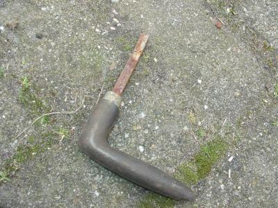 Dit bleek de oude baas zijn manier te zijn om de kofferdeksel te openen.